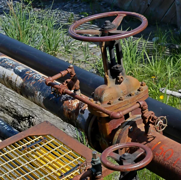 Tubulação de óleo combustível com válvula — Fotografia de Stock