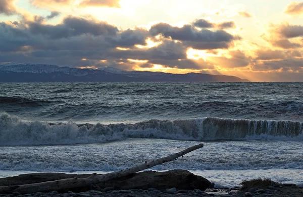 Большие волны на закате — стоковое фото