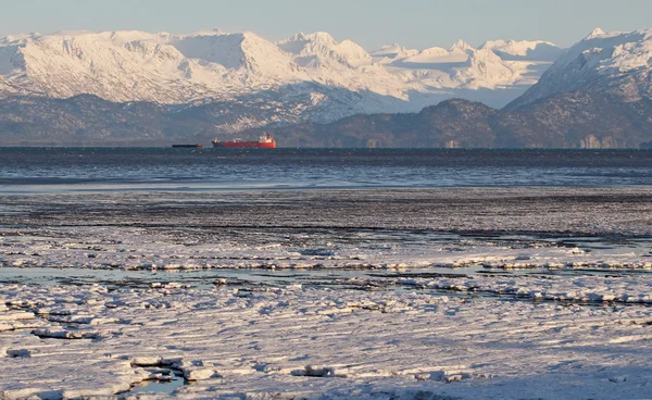 Gelo na baía ao anoitecer com petroleiro — Fotografia de Stock