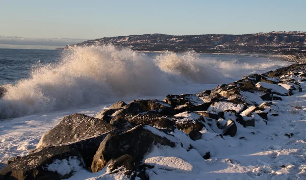 Хвилі на скелях — стокове фото