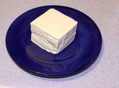 blue bir tabakta tofu