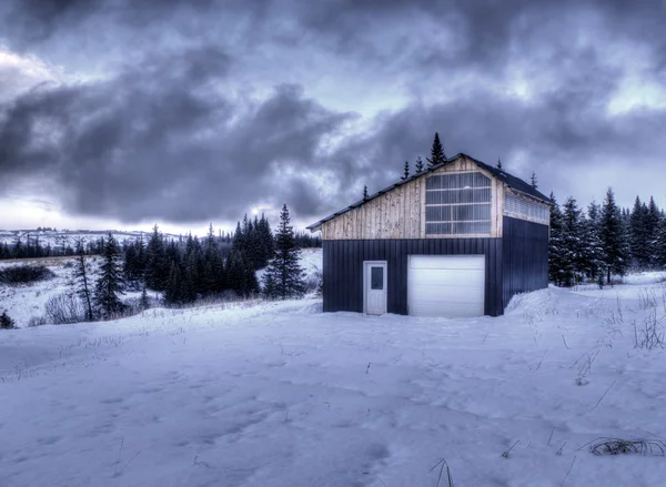 冬の嵐の夜に納屋 — ストック写真