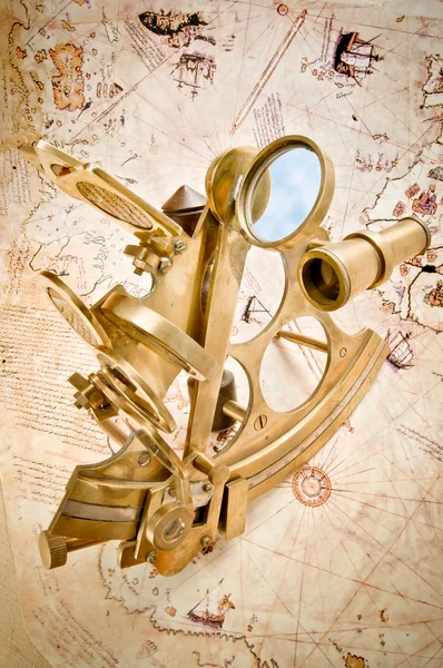 Starožitný mosazný sextant - navigace a vyhledávání nástroje — Stock fotografie