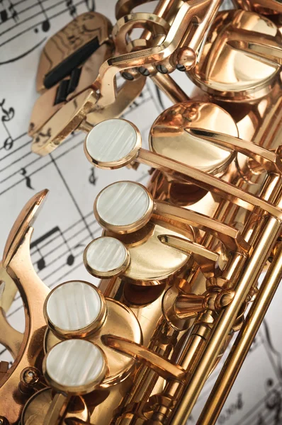 Saxofon nycklar närbild — Stockfoto