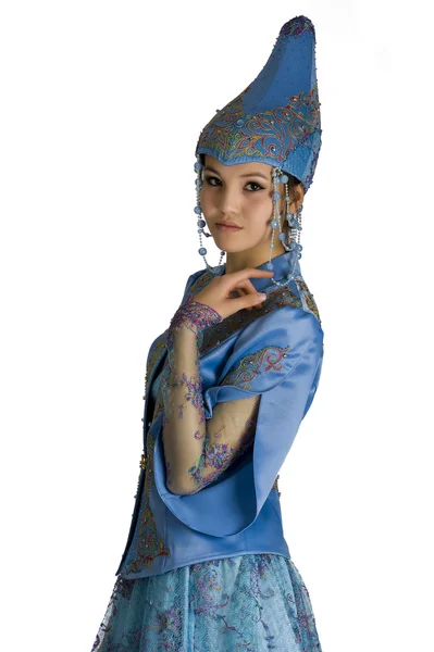 Девушка-модель в традиционном костюме — стоковое фото