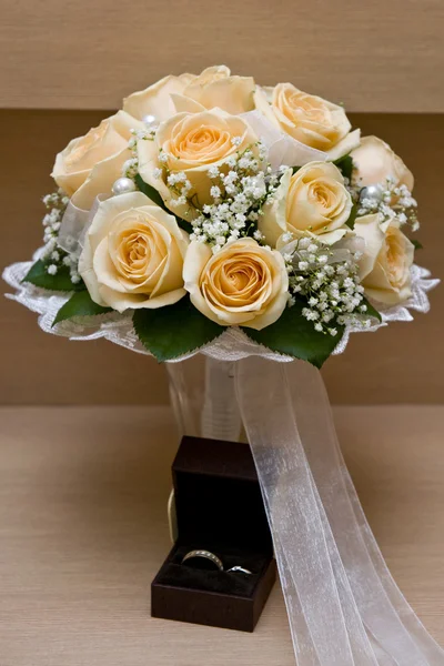 Svatební kytice a svatební prsteny — Stock fotografie