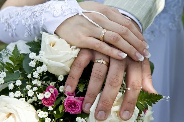 Händerna på brudgummen och bruden med ringar — Stockfoto