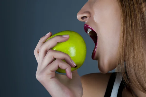 Modelo sexual com uma maçã — Fotografia de Stock