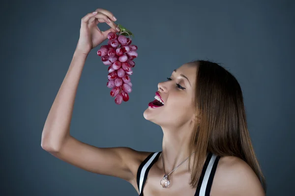 A menina bonita com uvas — Fotografia de Stock