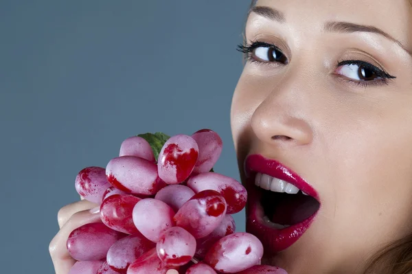 Retrato do modelo com uvas — Fotografia de Stock