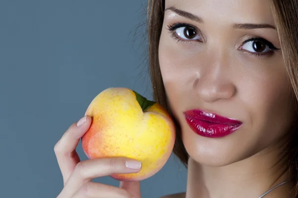 Sexual model with a peach — Stock Photo, Image