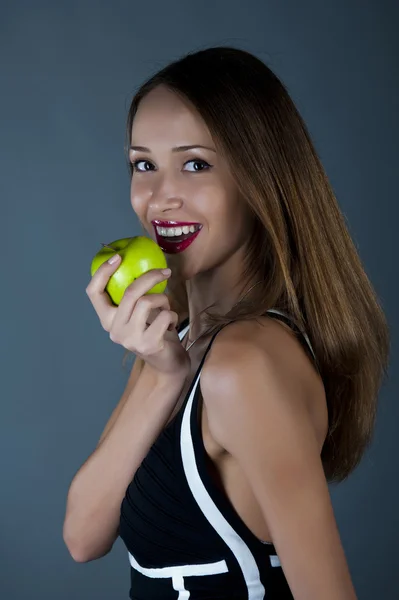 Modello attraente con una mela — Foto Stock