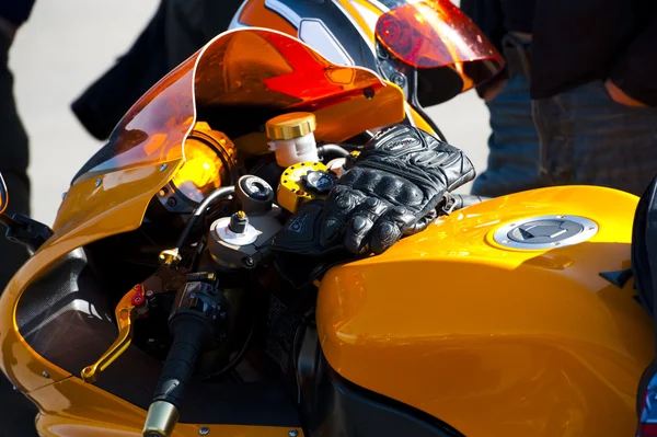 Luvas de motocicleta com carbono na bicicleta — Fotografia de Stock