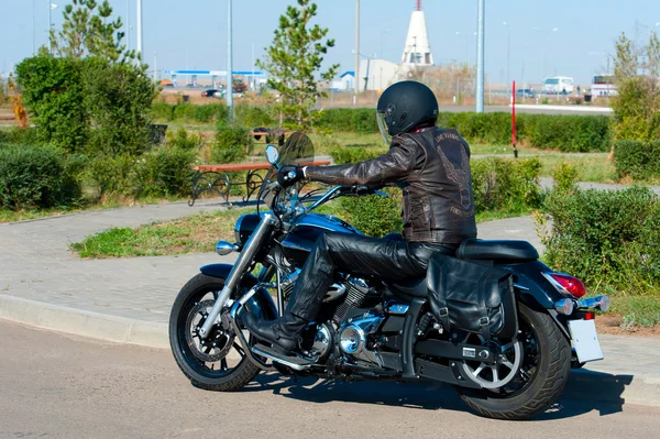 Motociclista monta uma motocicleta Imagens De Bancos De Imagens