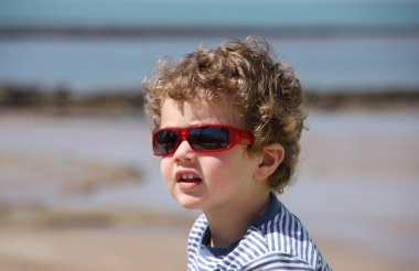 güneş gözlüklü çocuk