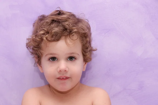 儿童紫色背景 — 图库照片