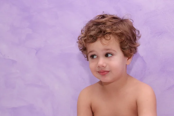 Child purple background — Stockfoto