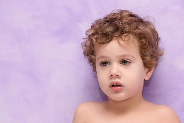 Dítě fialové pozadí — Stock fotografie