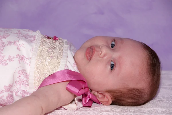 Kind lila Hintergrund — Stockfoto