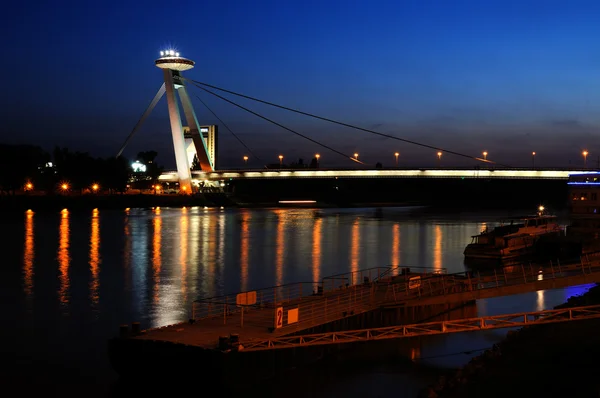 Bratislava Nouveau pont pendant la nuit — Photo