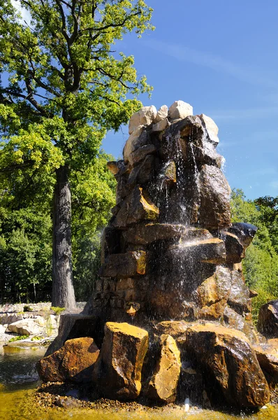 Fuente de piedra en la puesta en escena del parque — Foto de Stock