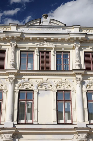 Fenêtres dans les bâtiments historiques, Svitavy, République tchèque — Photo