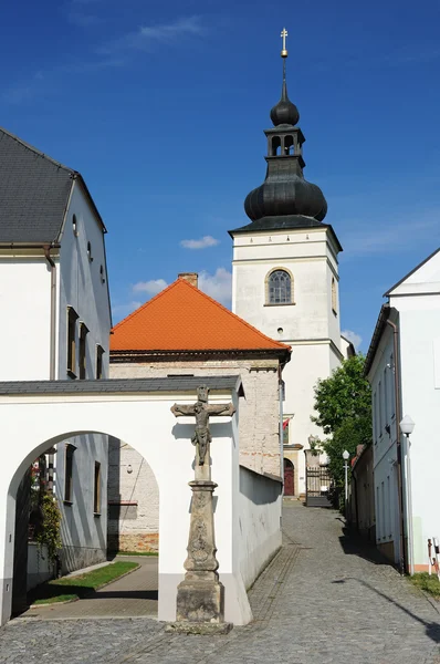 Pfarrbüro und Kirche in Zwittau — Stockfoto