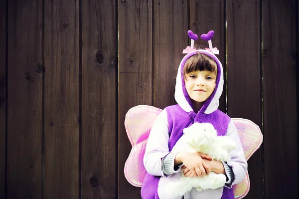 Забавная маленькая девочка в костюме бабочки — стоковое фото