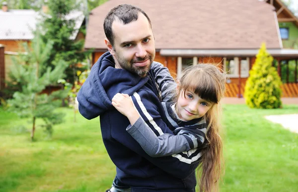 Vader houdt zijn dochter in zijn armen — Stockfoto
