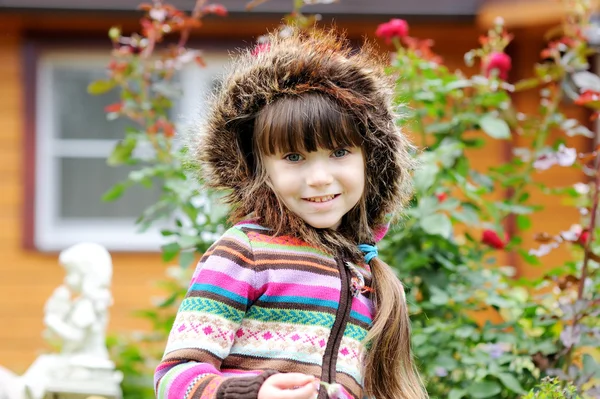 Openlucht portret van schattig kind meisje in de kap — Stockfoto