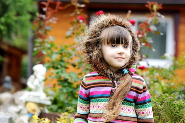 Portrét venku roztomilé dítě dívky v kapuci — Stock fotografie