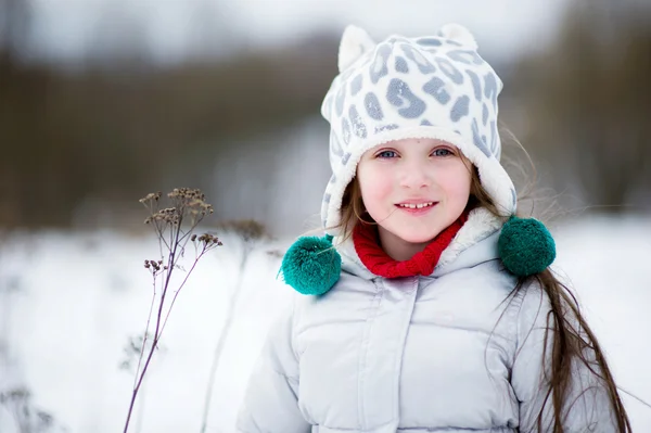 愛らしい笑顔の子供女の子の冬のポートレート — ストック写真