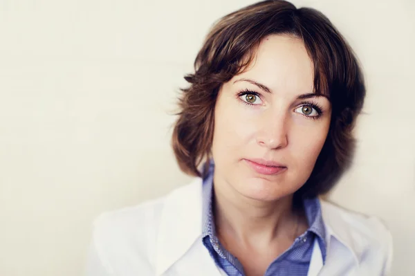 Retrato de una doctora contra la pared blanca — Foto de Stock
