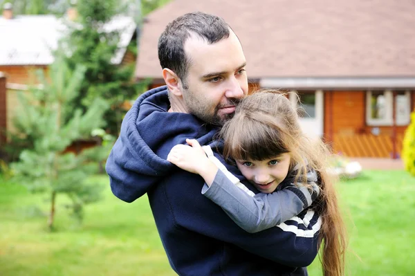 Ojciec posiada swoją córkę w ramionach — Zdjęcie stockowe