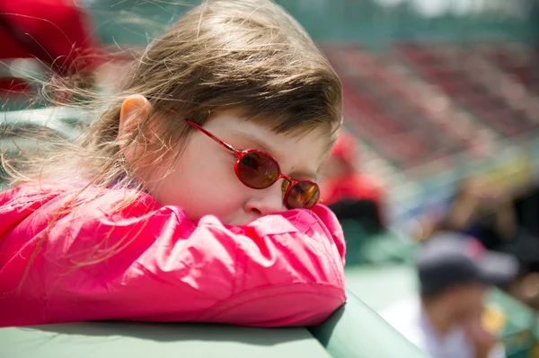 Liten flicka besöka en baseball park — Stockfoto