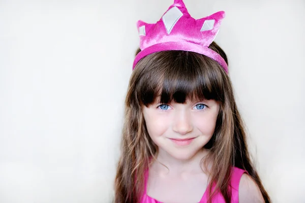 Beauté petite princesse avec tiare rose — Photo