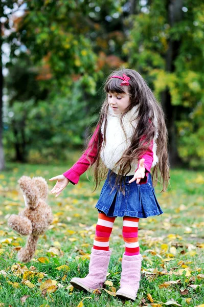 Menina bonito vestindo casaco de pele na floresta de outono — Fotografia de Stock