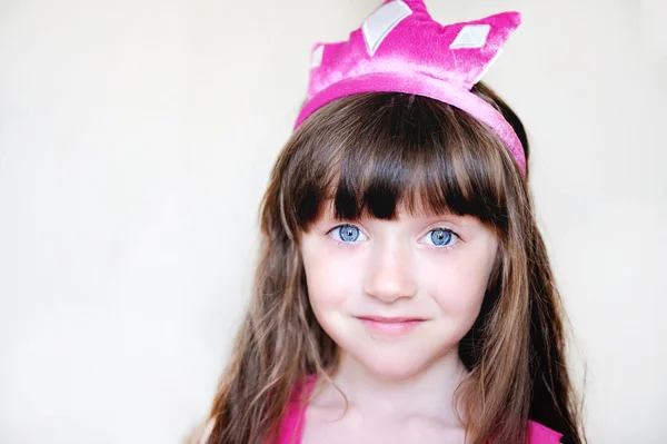 Beauté petite princesse avec tiare rose — Photo