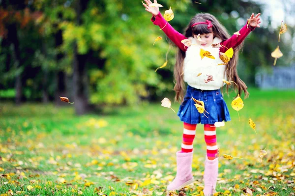 Roztomilá holčička nosit kožich v podzimním lese — Stock fotografie