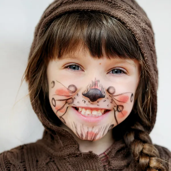 Schattig kind meisje met geschilderde gezicht — Stockfoto