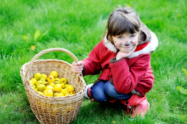 Imádnivaló szembenéz festett gyermek lány a kertben — Stock Fotó