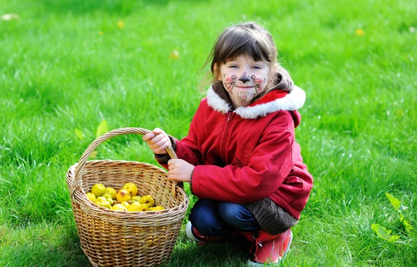 Rosto adorável pintado menina no jardim — Fotografia de Stock