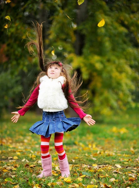 可爱的小女孩，在秋天的森林穿皮草大衣 — 图库照片