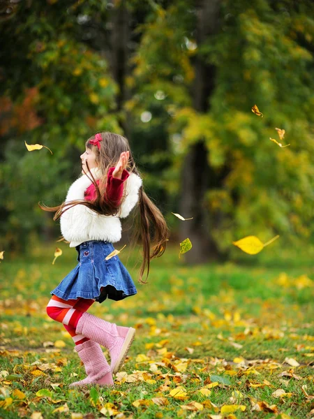 Sonbahar ormanda kürk giyen sevimli küçük kız — Stok fotoğraf