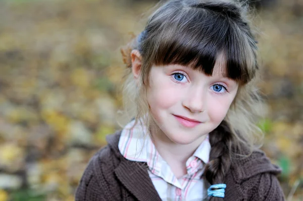 Portrét dívky roztomilé dítě v podzimním lese — Stock fotografie