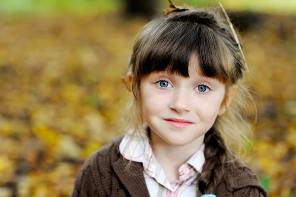 Portret van schattig kind meisje in herfst bos — Stockfoto