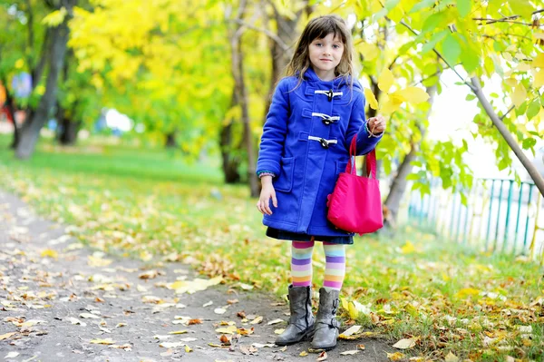 秋の雰囲気の中でファンキーな女の子の子供 — ストック写真