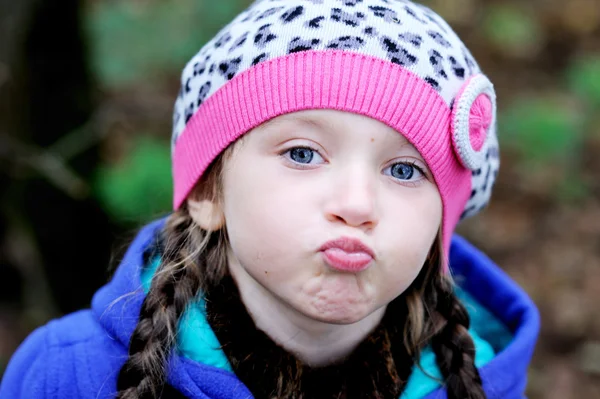 Retrato de menina criança pequeno funky vestindo boina — Fotografia de Stock