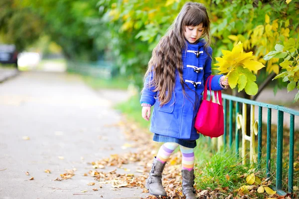 Funky κοριτσάκι παιδί στη φθινοπωρινή ατμόσφαιρα — Φωτογραφία Αρχείου