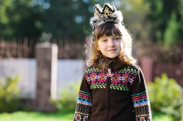 Portrét venku rozkošný dívka, která nosí korunu — Stock fotografie